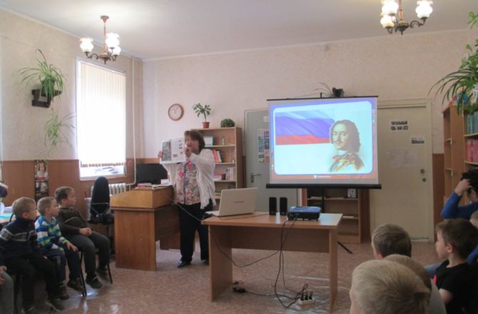 Библиотекари Соликамска рассказали дошколятам о российском флаге